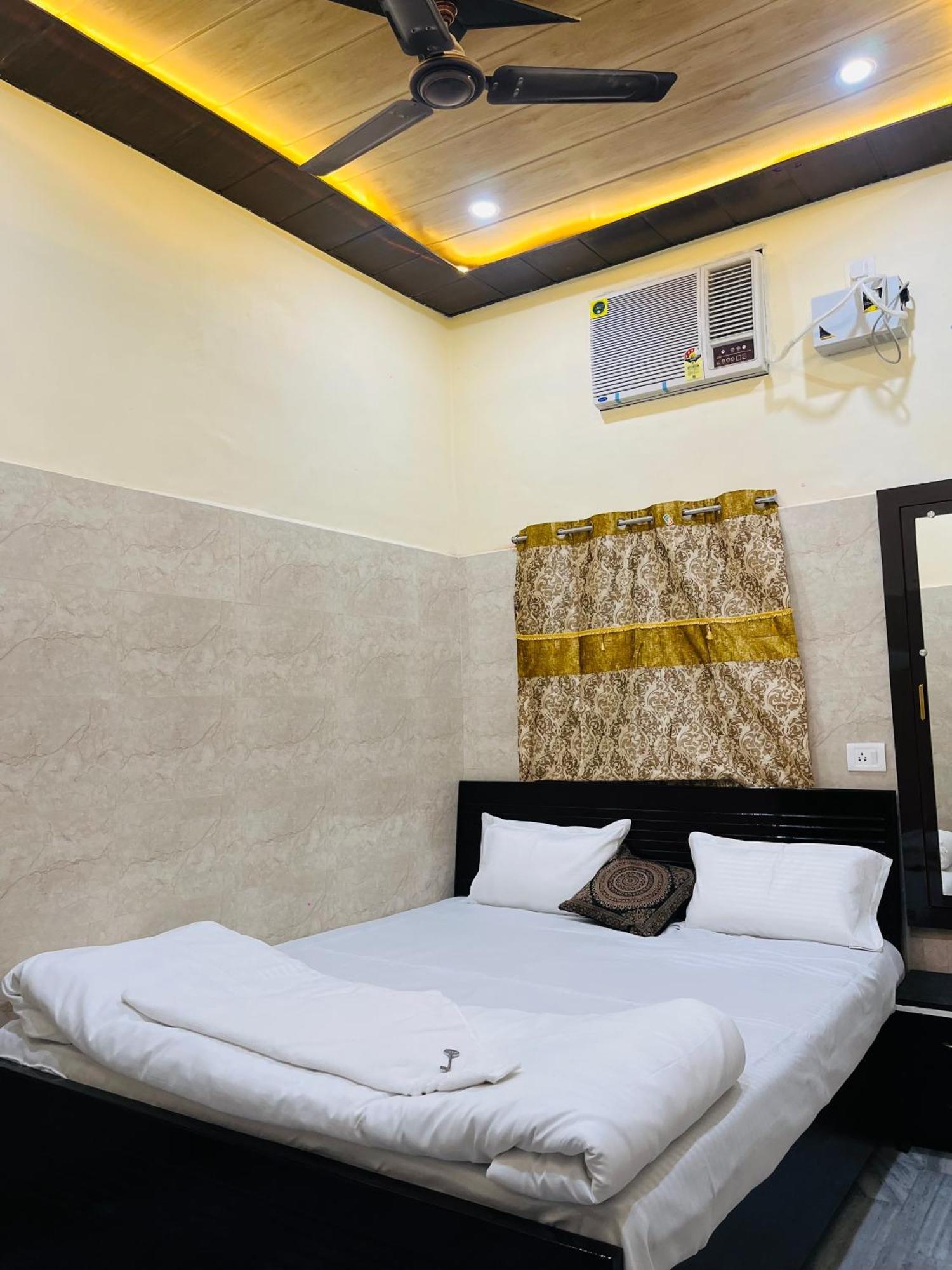 Saroja Paying Guest House Varanasi Exterior photo