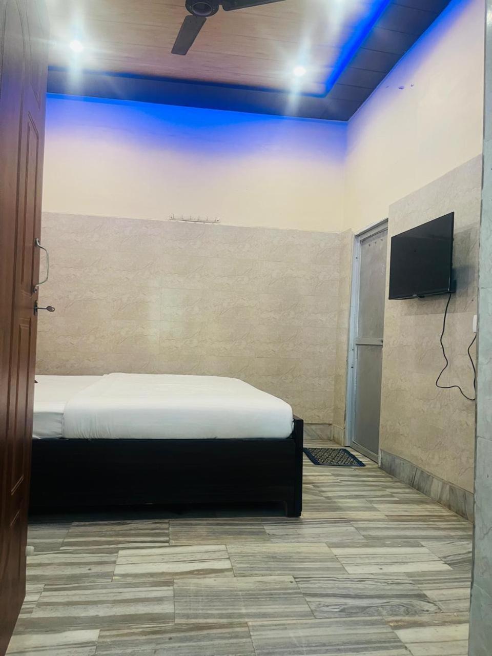 Saroja Paying Guest House Varanasi Exterior photo
